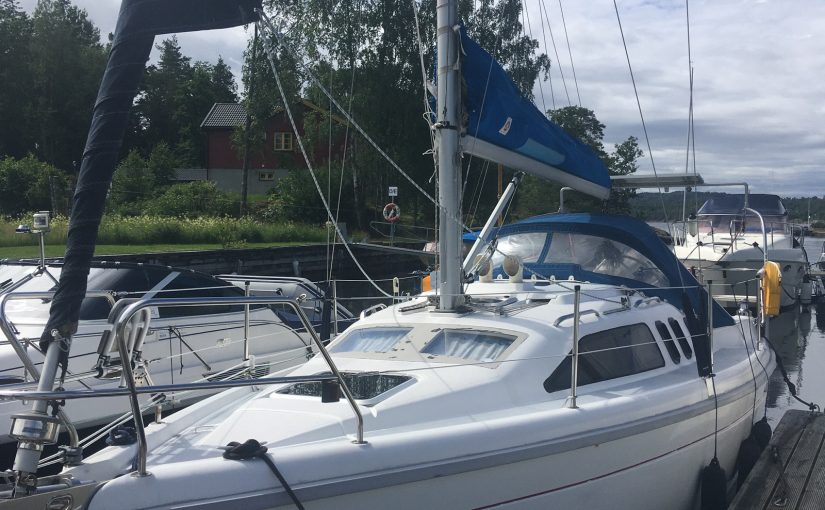 Hunter 29.5 today. It is equipped with inboard engineYanmar 2GM20F (18 h.p.) and costs 20 000 euro only