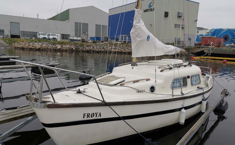 Leisure 22 with bilge keels and a Mercury 10 h.p. outboard engine for only 900 euro!
