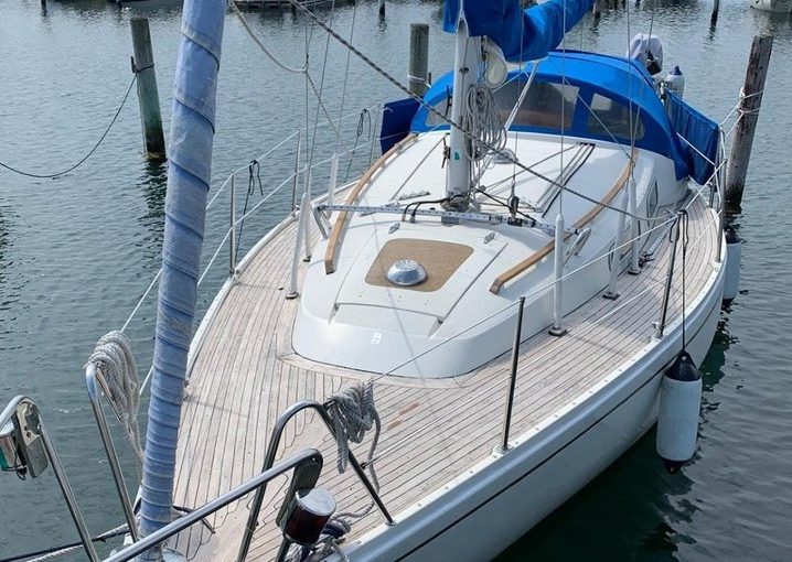Comfort 30 with a teak deck and autopilot for only 5000 euros!
