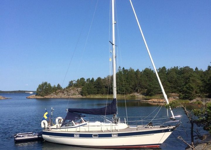 Hallberg-Rassy 312 with an updated teak deck and a steering wheel for 31 100 euros!