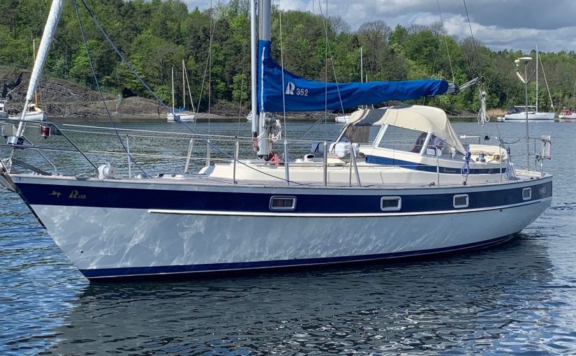 Hallberg-Rassy 352 with a new teak and a more powerful engine (75 hp) for 46 700 euros!