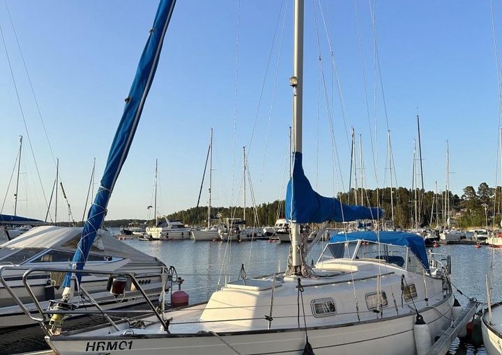 Hallberg-Rassy Monsun with steering wheel control for 20 200 euros!