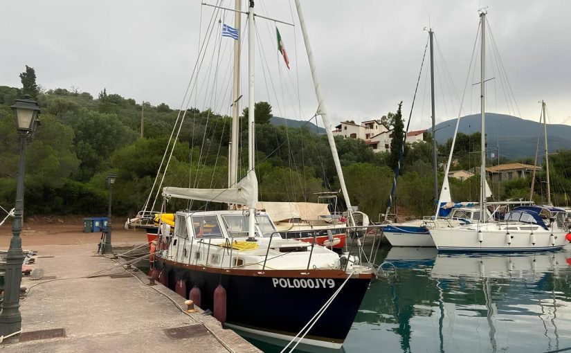 Ferretti Altura 33 with an Iveco Aifo FIAT 804AM, 83 hp engine for 45,000 euro!